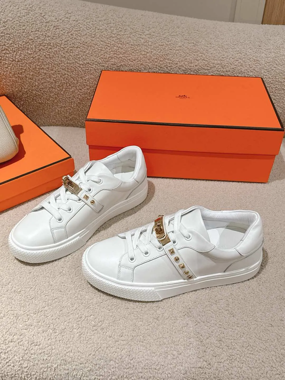 👟👟Ex-factory price 600👟👟Hermes top version couple model Epsom calfskin and calfskin loafer style lace-up sneakers, with functional rose gold-plated Kelly shoe buckles. Create a stylish urban look. Fabric: Specific cowhide/canvas material Lining: Sheepskin lining Outsole: Original molded TPU outsole Size: 35-45
